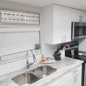 Cozy 3 Bed 2.5 Bath Located Near Busch Gardens Apartment